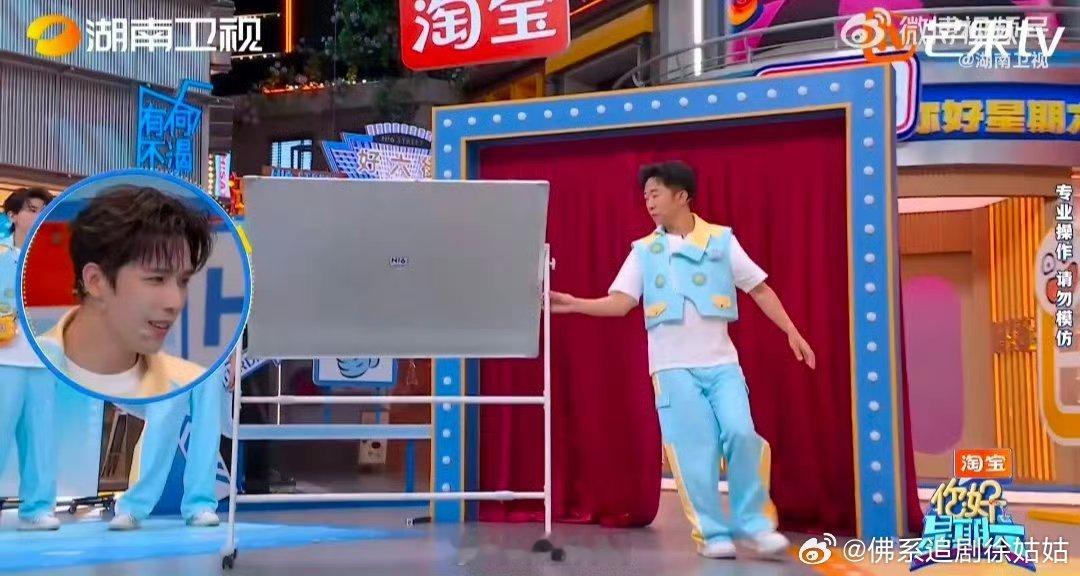 杨迪跳舞这段笑点太密集了杨迪和白板跳舞太有戏！手脚忙活却意外碰倒道具，灵活又搞笑