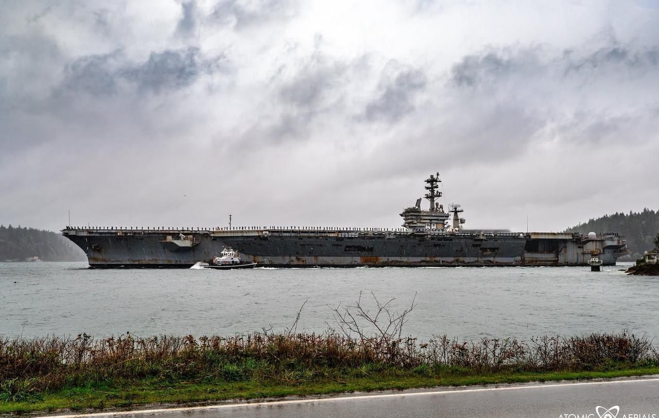 12月17号，进入布雷默顿的美国海军尼米兹号航母(CVN-68)，美国海军不会让