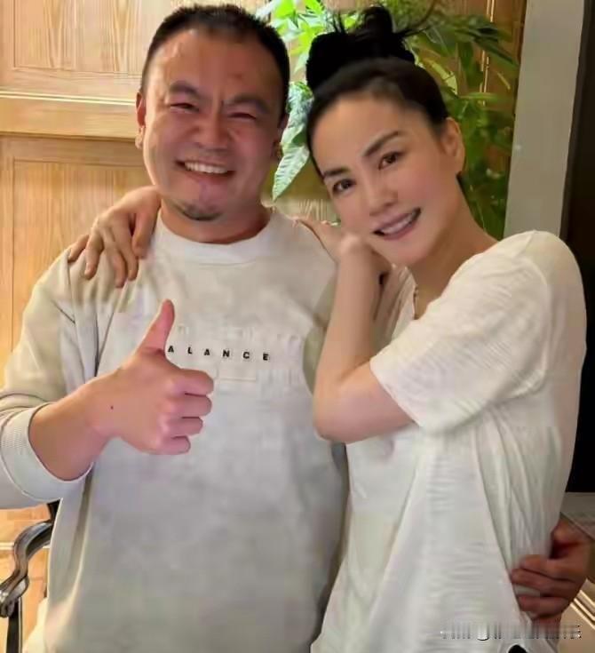 56岁王菲和朋友合影举止亲密，朋友是录音师，录音师朋友的手居然搂着王菲的腰，王菲