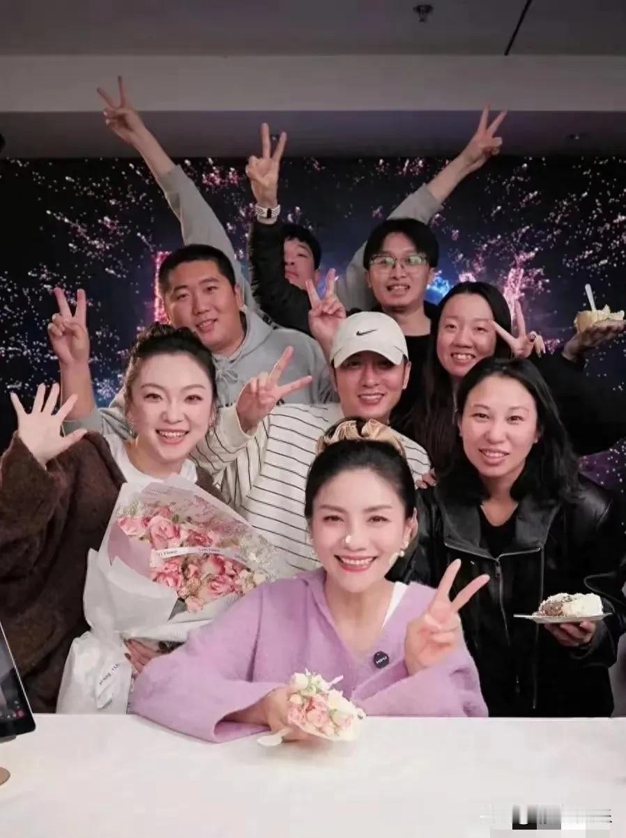 胡可，和沙溢商量好了的么？
夫妻俩双双回春，
49岁胡可像吃了“防腐剂”，
不论