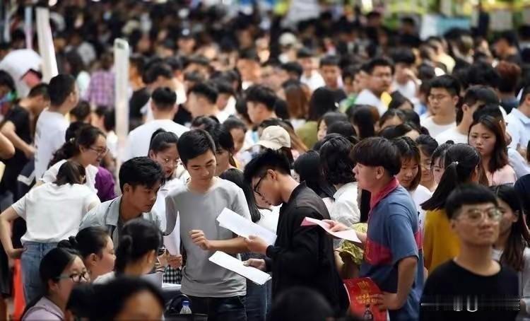 2026届1270万高校毕业生涌入市场，很多人惊呼“毕业即失业”。但残酷的真相是