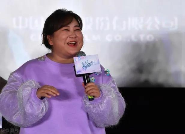 惊！贾玲又双叒叕瘦出新高度！最新路透视频里，她扎着高马尾元气满满，曾经圆润的脸颊