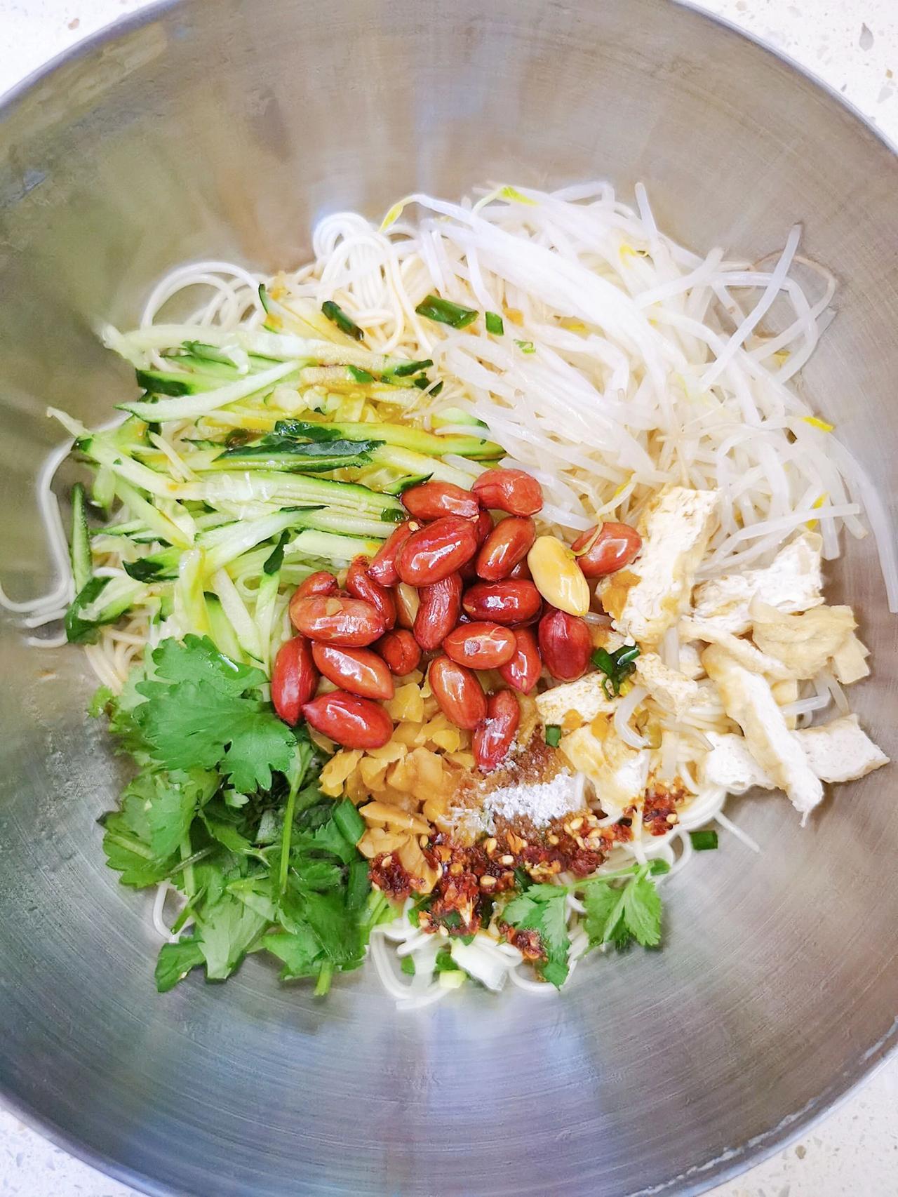 在家复刻夜市小吃摊特色吃食·夏季爽口凉面
逛街时，心血来潮想吃凉皮了
饿的时候吃