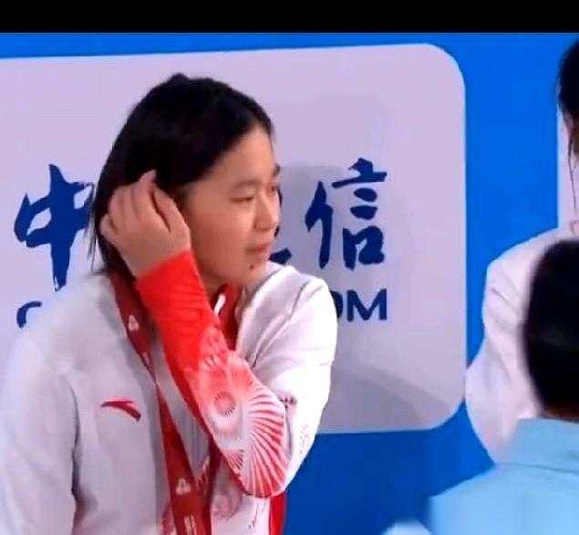 “我真棒。”
就这简简单单三个字，我一个大老爷们儿，看得眼眶发酸。
真的，太久了