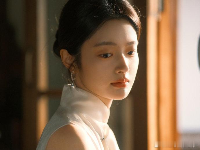 徐若晗东方美人徐若晗真的太会诠释东方美了！不是千篇一律的精致，而是带着一种大气又