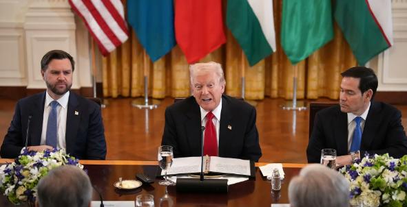 根据美媒报道，特朗普的部分高级助手，包括万斯和卢比奥在内，他们最初在与伊朗开战上