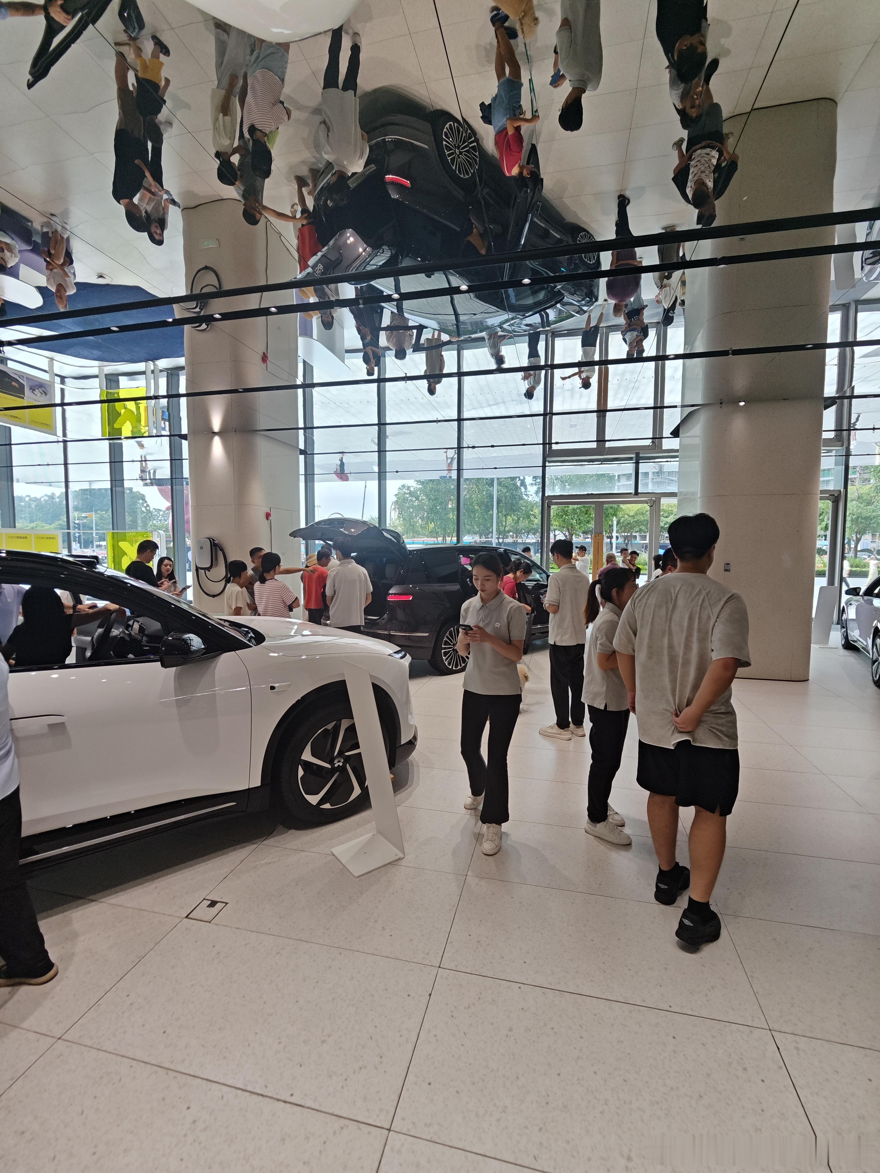 晚上九点，这个人流量和当时蔚来ES8的流量差不多图7和图8蔚来汽车