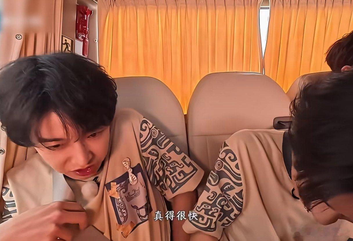 张真源撕彭昱畅名牌得降速看 救命我来回拉进度条看了三遍才看清！张真源弹跳加转身整