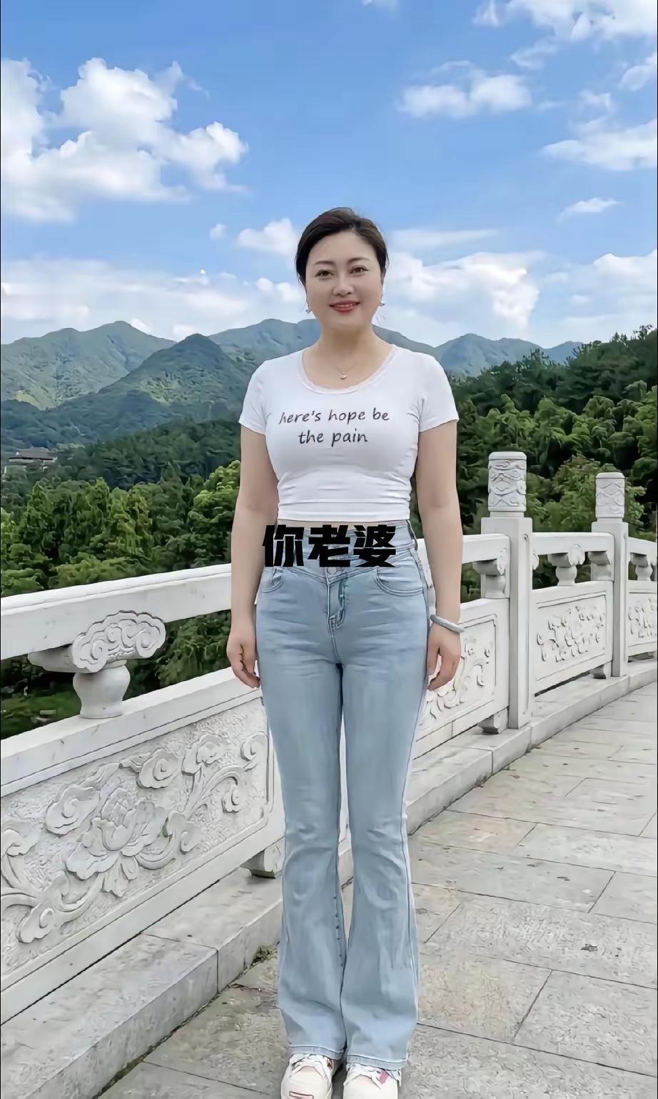 考考你眼力，这位漂亮阿姨今年多大岁数？相差五岁以内，就算我输！
