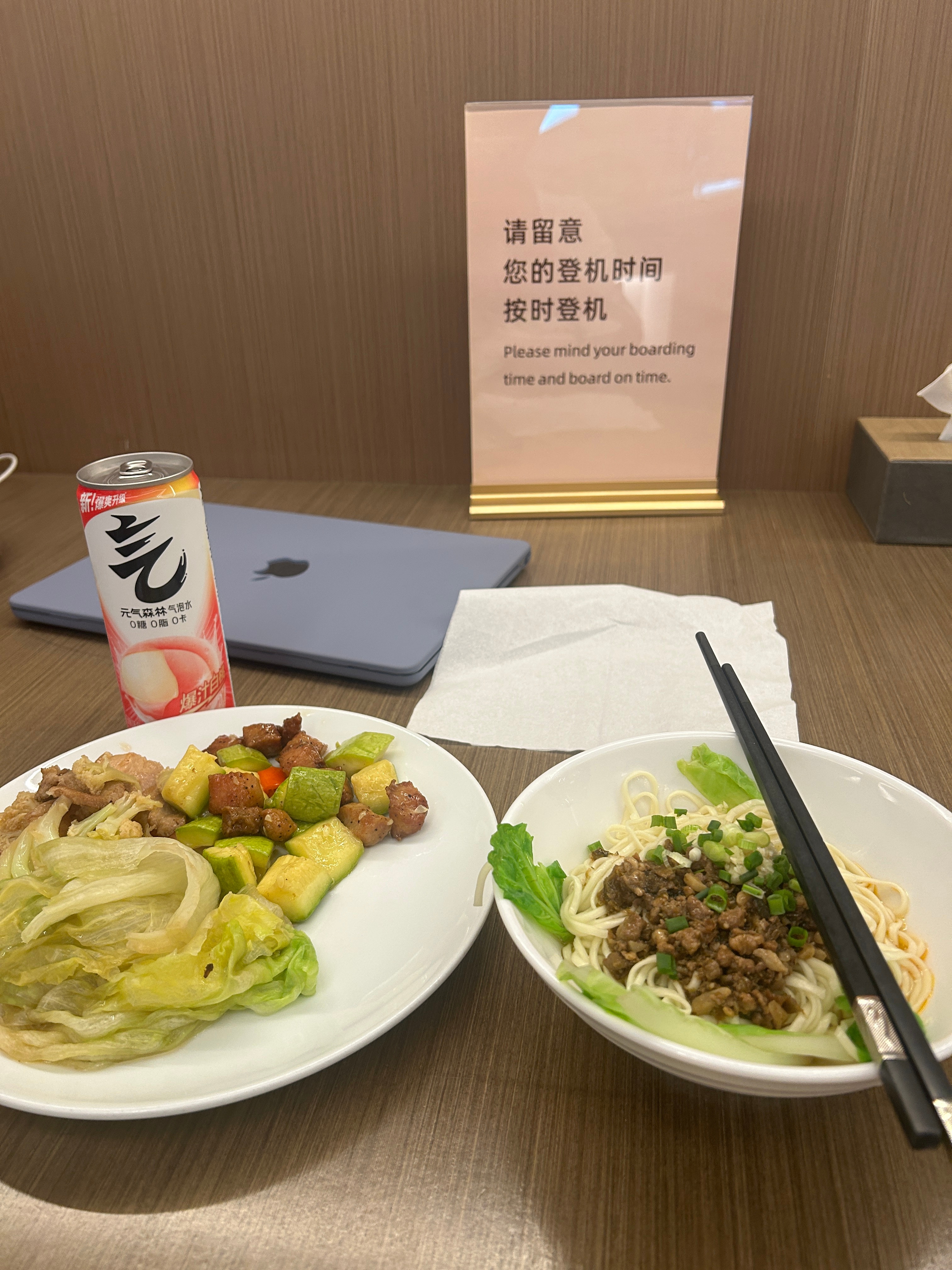 双流这个两舱休息室真不错～就是人有点太多，大家都是卡哈哈哈哈哈哈哈哈 成都·成都