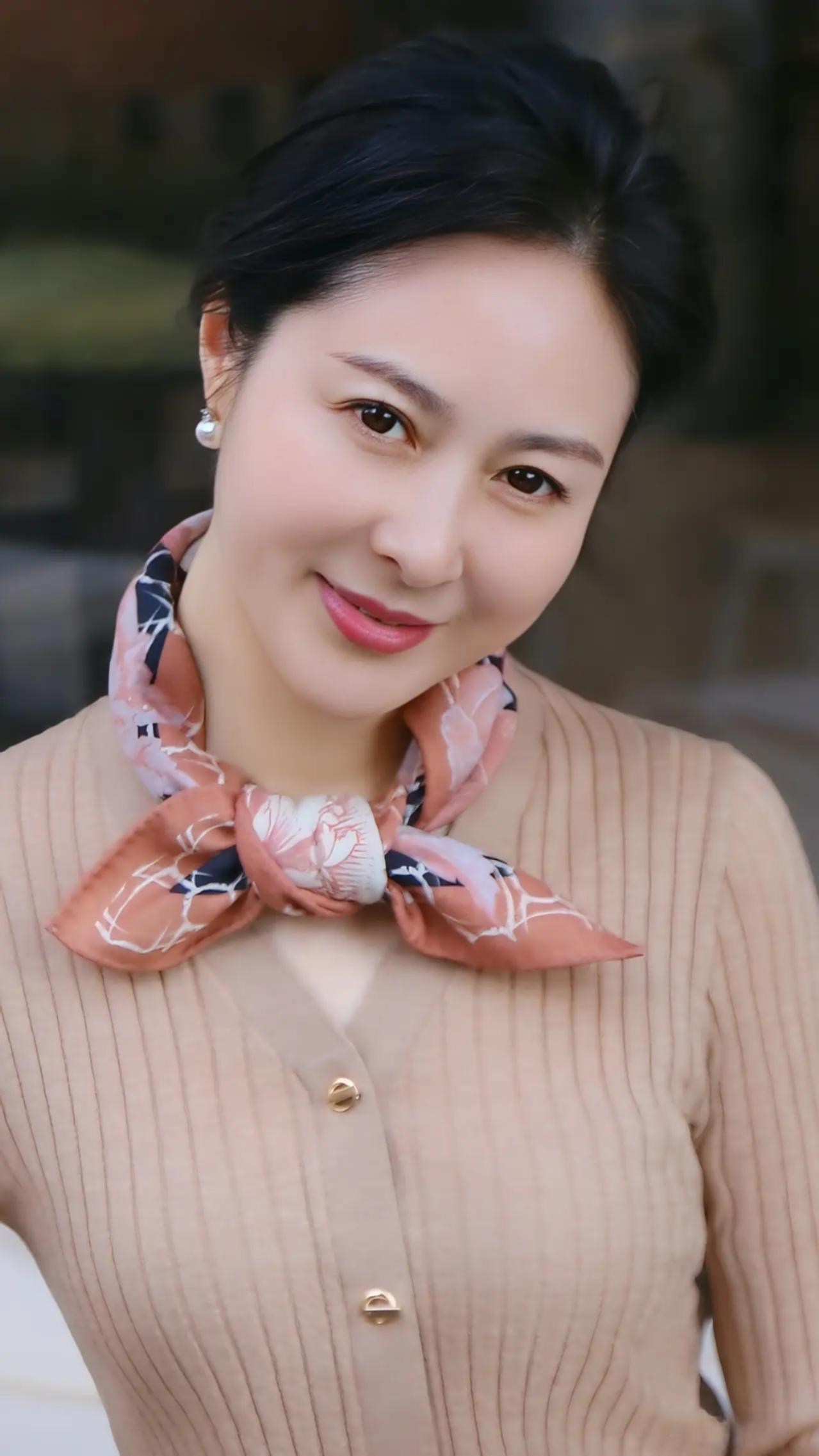 岁月如歌，韵味犹存，中年女性的美是历经风雨后的成熟与优雅。