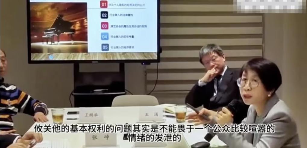 这个赵宏是真的不能扒啊

如果你看过她以前的言论

你就知道，能让这个人摇旗呐喊