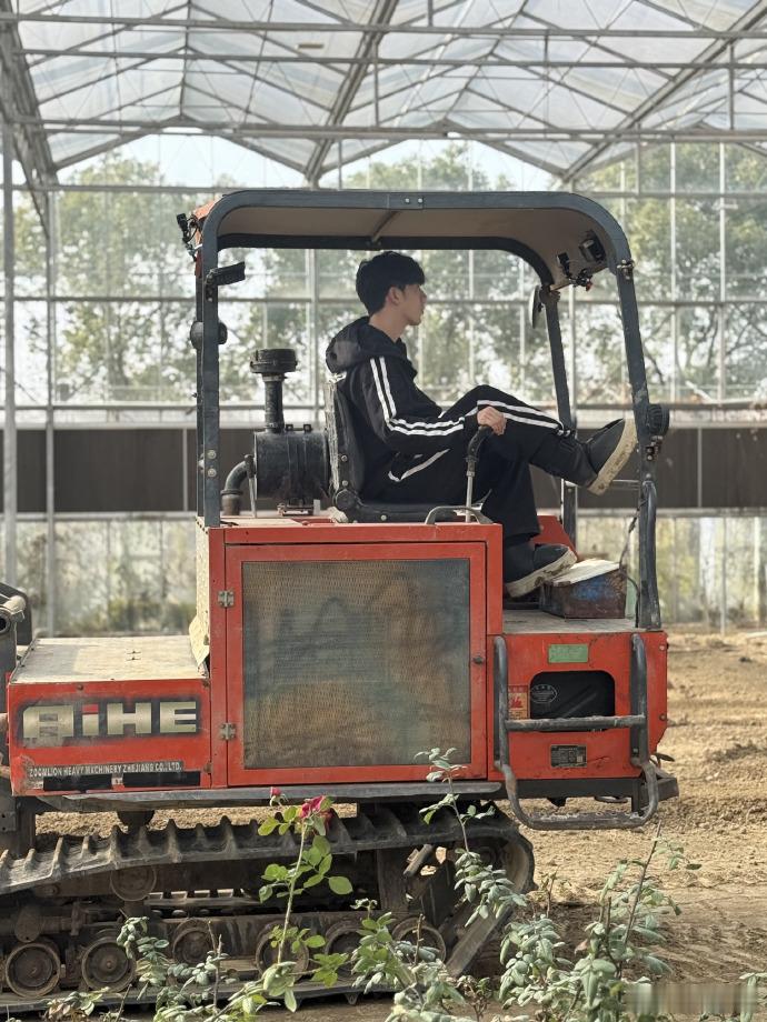 鹭卓又开上旋耕机了  鹭卓小机器信手拈来 又到旋耕季，鹭卓和他的旋耕机在土地上留