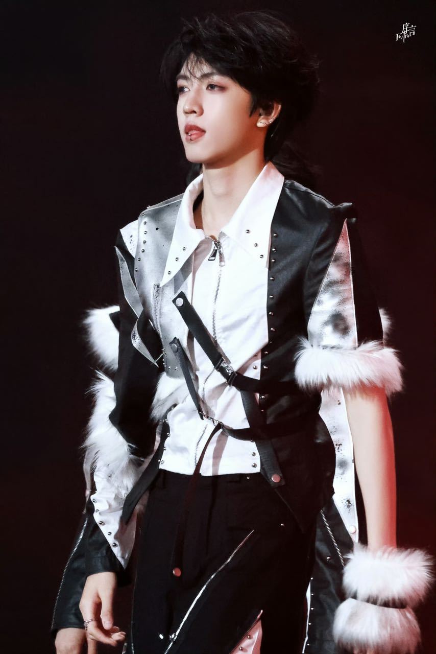 张桂源皱眉想把全世界的装饰都给这个男孩儿献上！