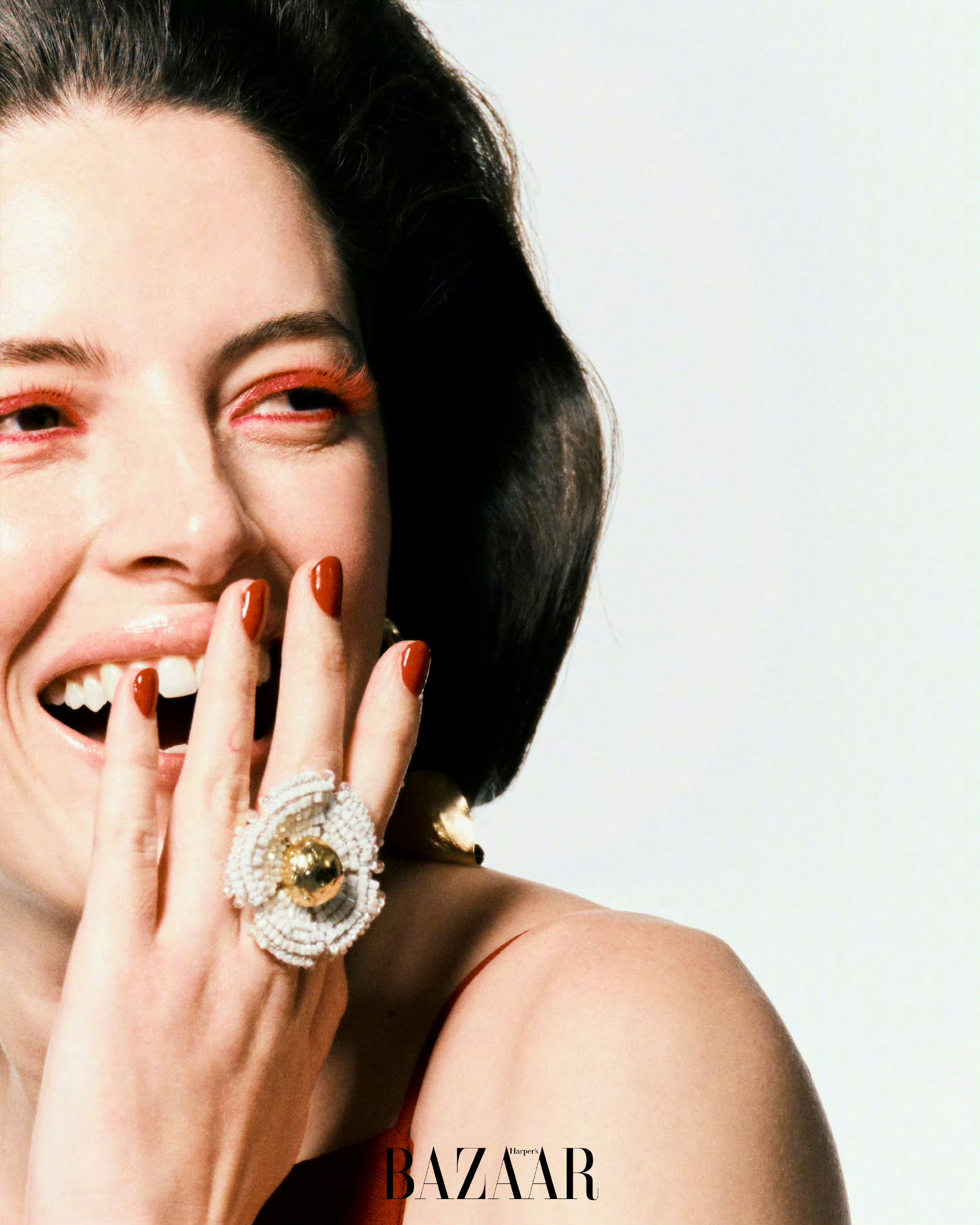 时尚芭莎二月刊情人节爱，是唇间融化的慕斯，是目光触碰时心跳的甜度。微甜的心跳，浓