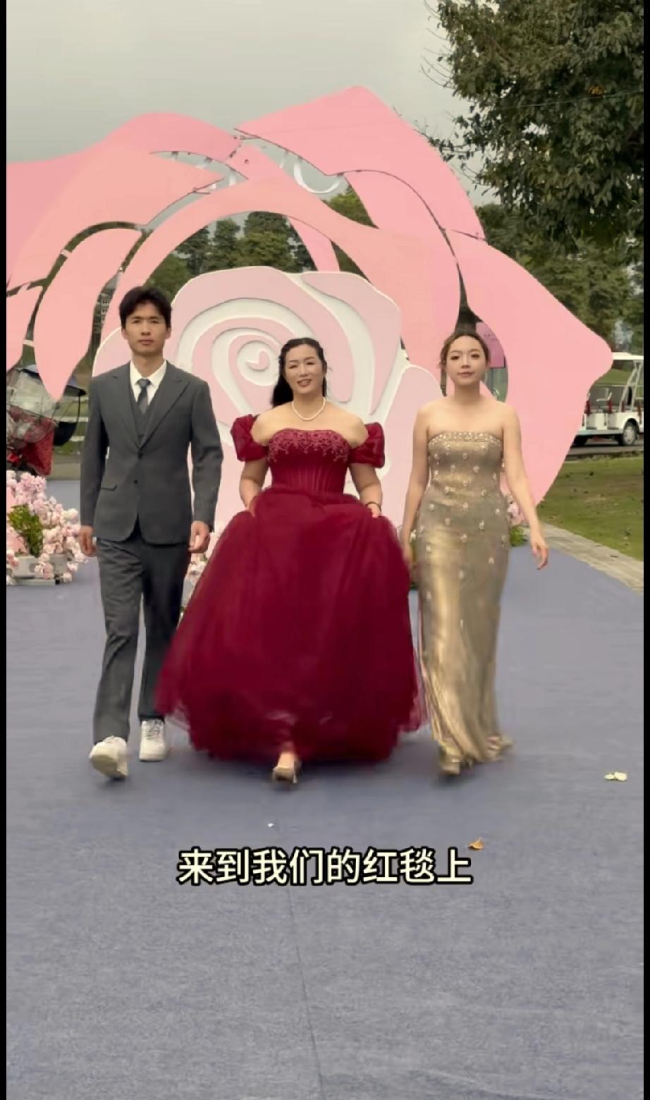 最近发现谢浩楠的妈妈胖了好多啊，难道是穿衣服的问题？评论区都在夸赞许建华漂亮，穿