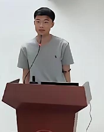 有才班长郭有才前往北大攻读历史学系国学研修班。他在北大首日发言，讲述了自己从经营