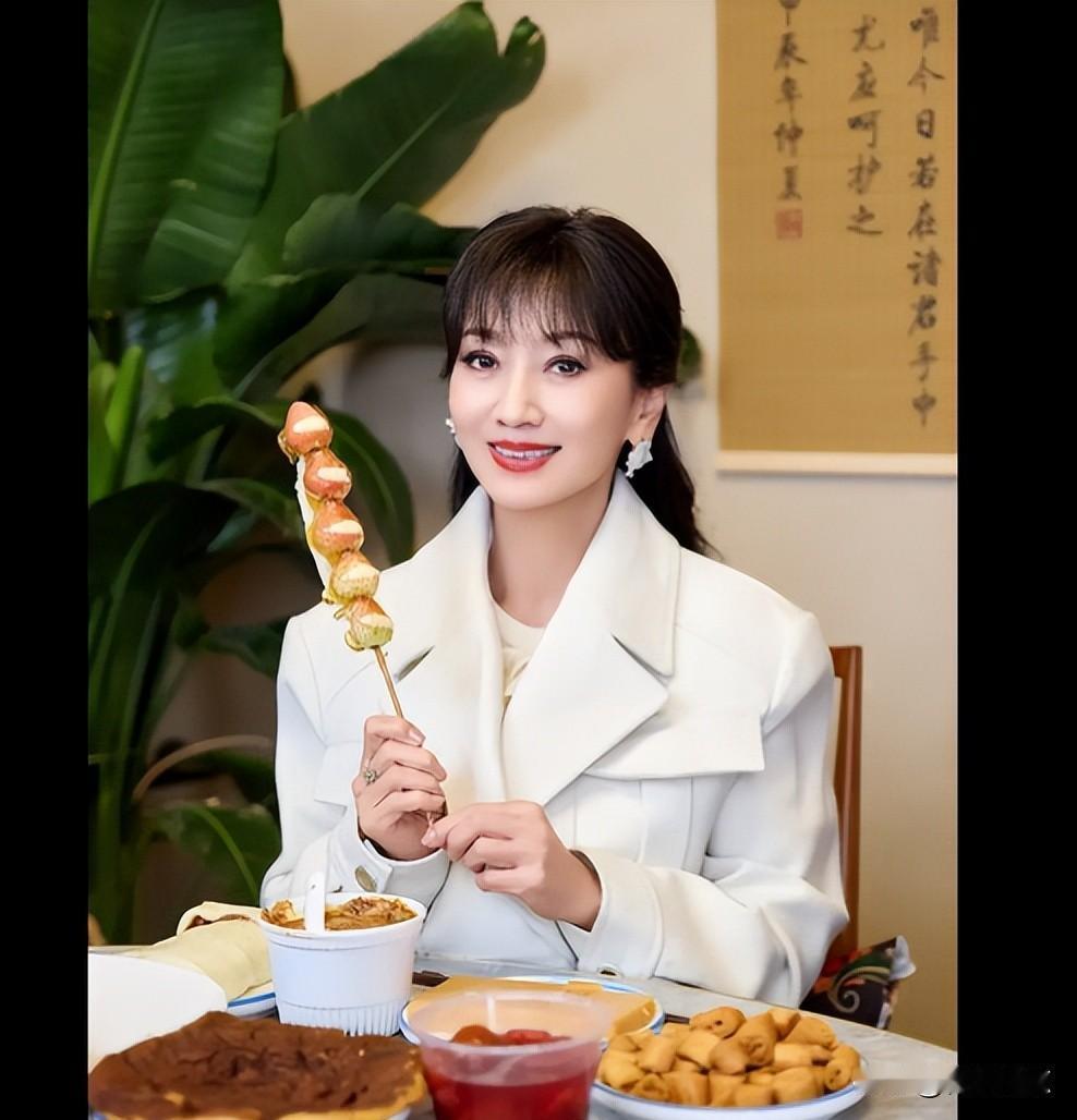 糖葫芦刚咬一口，红墙边站了个白发阿姨，她怎么不拍短视频？
她手里那串山楂，糖壳亮