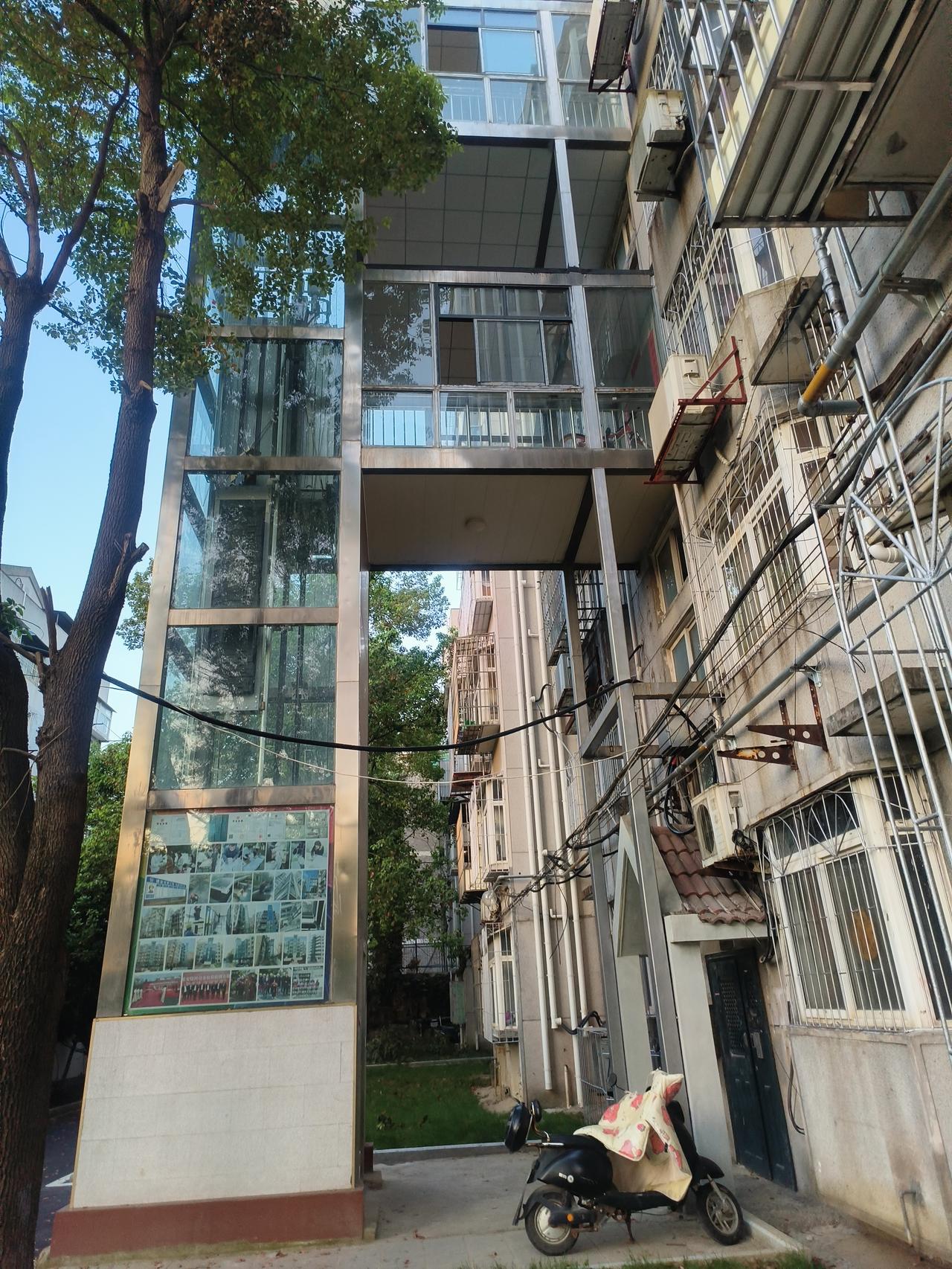 偶尔在洞山中兴东村，看到了在多层楼房外加装的电梯，小区内，仅有这一个单元装的电梯