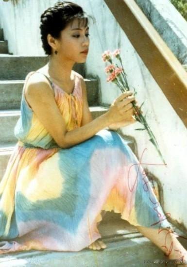 🎆永远的翁美玲👉这组照片里的她，像把整个夏天的颜色都穿在了身上。

彩虹色的