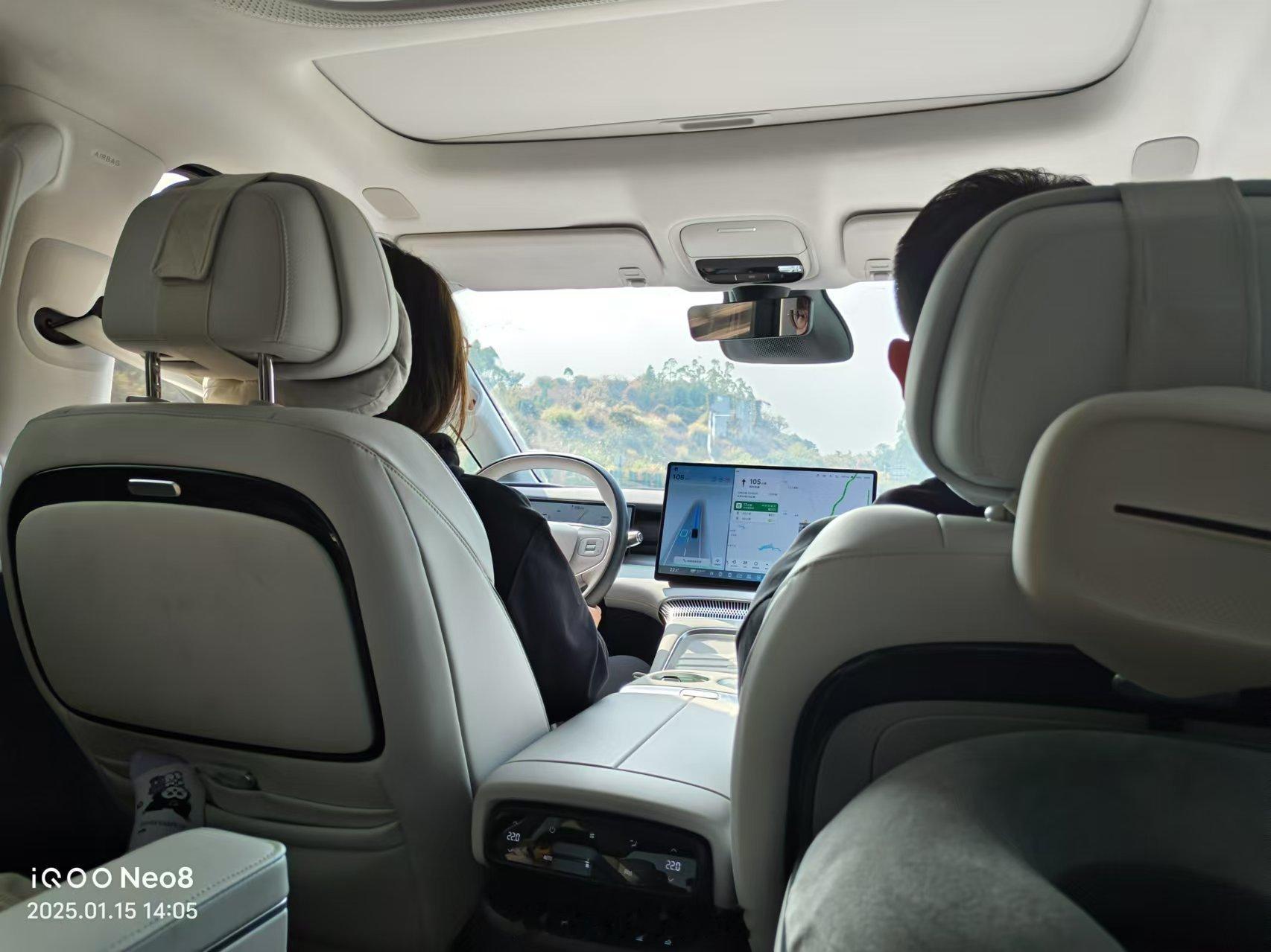 我的X9最近又给征用了，寒假我姐带仨娃出去玩，昨天借车今天出发外甥拍的照片，应该