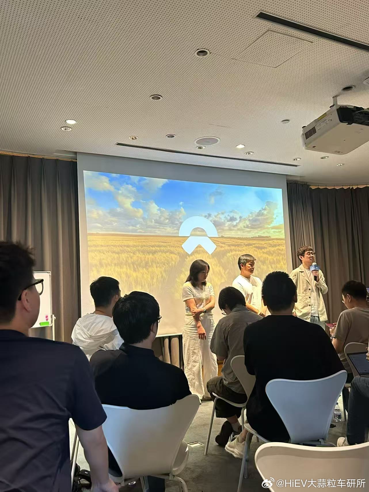 “四年老车和新车一起升级”，这句话放在汽车行业，以前听起来像天方夜谭。但蔚来今天