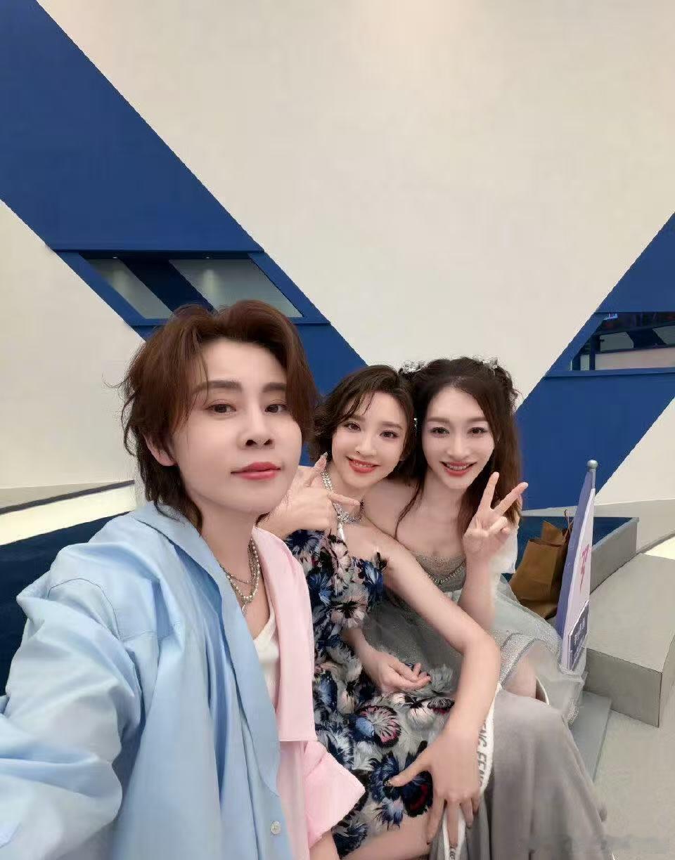 王濛回复李小冉李小冉刚发完告别文，王濛立马就回话了，这反应速度说明俩人关系真的铁