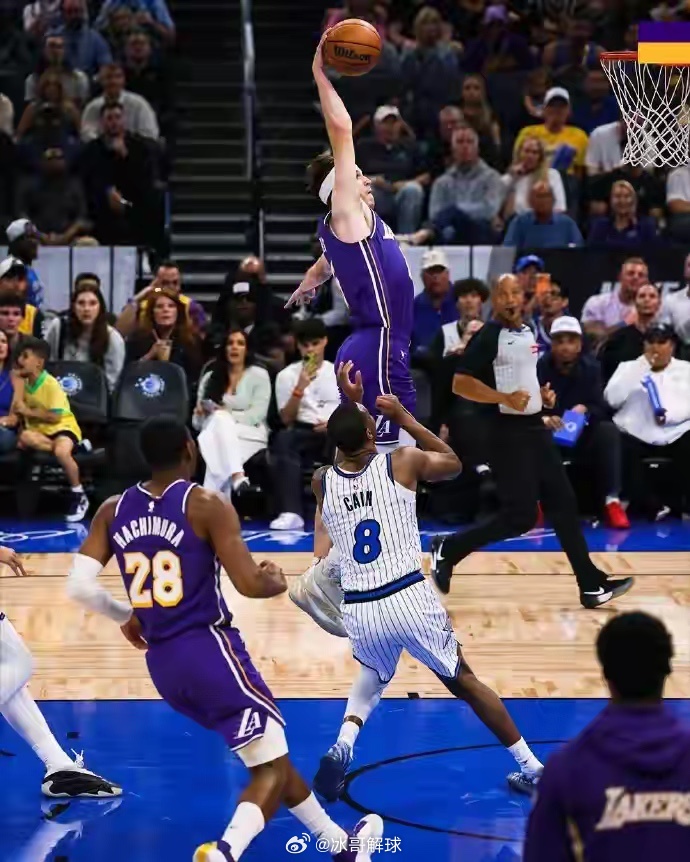 3月22日，湖人客场105-104险胜魔术，肯纳德终场0.6秒三分绝杀，球队豪取