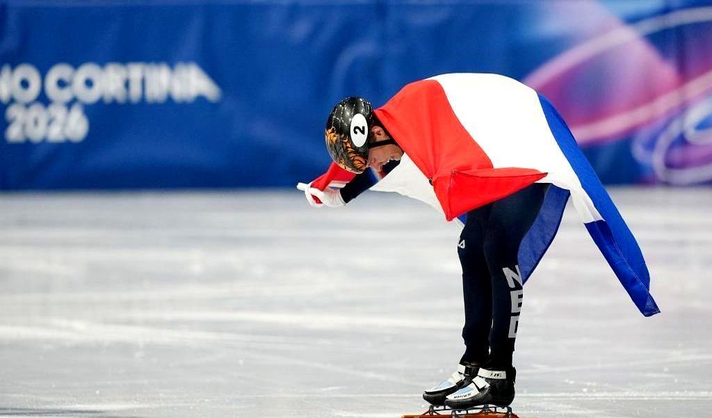 孙龙的冬奥会奖牌梦，碎在队友缝针的膝盖上。
 
决赛最后一圈，英国选手特雷西一个