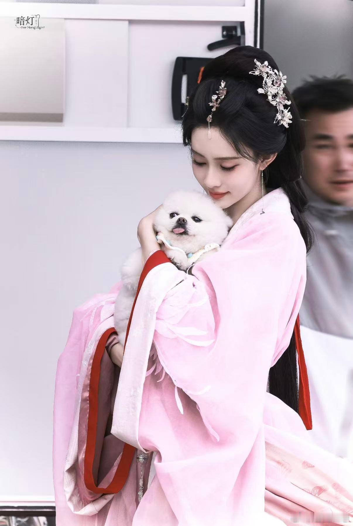 被孟子义新剧流苏额饰惊艳到了百花杀 流苏额饰在古偶里容易做俗，但百花杀里沈汐和的