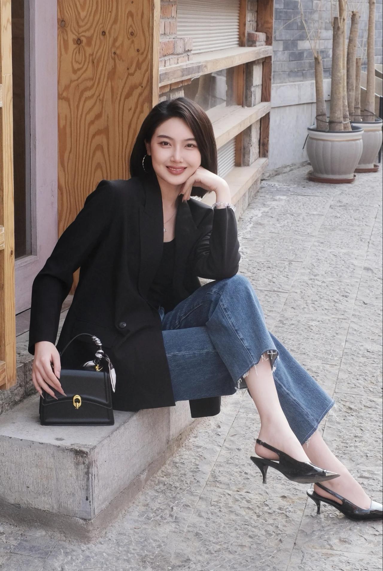 怎样穿搭知性又显身材?
松弛与利落可以兼得
不费力的高级感 才是穿搭的顶配
一身