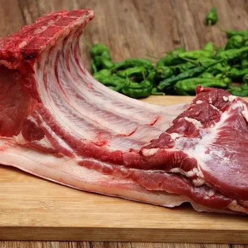 二师兄掉价了啊？！
       今天到乡下的集镇，买了半边猪排骨。
     