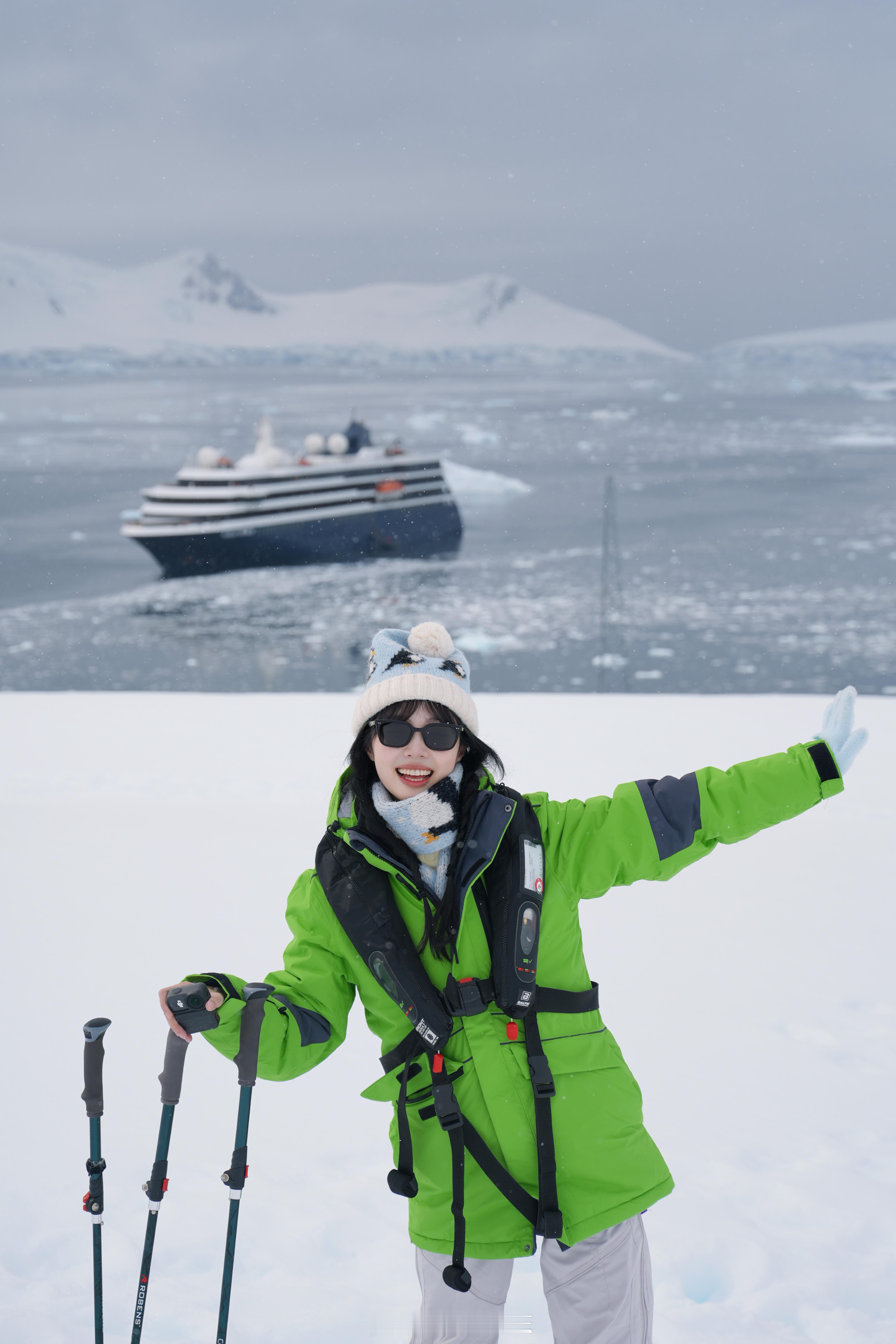 在南极阿根廷布朗科考站🔬第一次徒步爬上了雪山顶🏔️ 南极洲