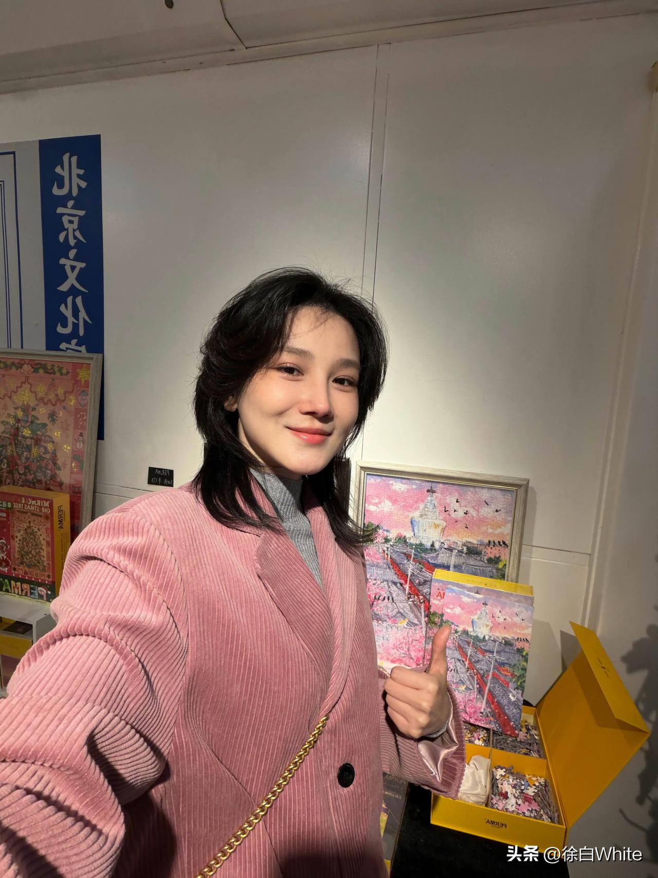 3月24日，陈小纭，脸又变了！
原本事业蒸蒸日上，偏偏在《大奉打更人》杀青时，被