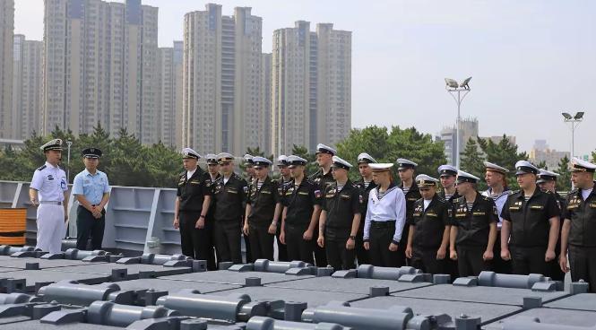 站在052D的垂发前，俄罗斯海军没有一个笑的

这是7月8号中俄联合演习过程中，