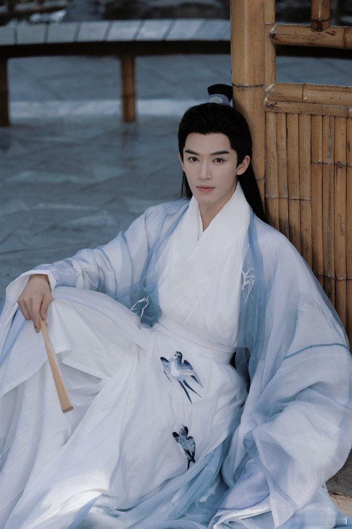 #王星越仙感##王星越仙侠剧本可以接了#  谁懂哇，王星越这身古装真的好有仙感！