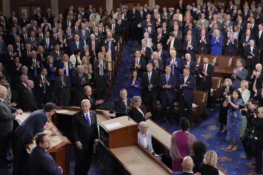 一张照片好多人，内塔尼亚胡天生就是主角，不管有多少人在，也能让人一眼就发现他。