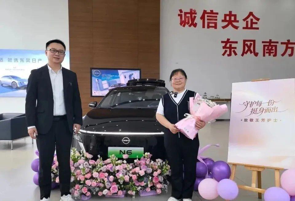 5月20日，江苏靖江顶车救人的女护士王芳，迎来了最动人、最高级也最硬核的“表白”