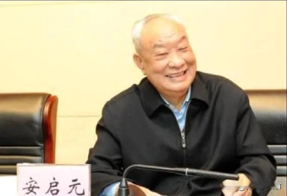 说个省委书记。陕西省的。
陕西人口中口碑最好的书记之一。
他就是书记安启元。
安