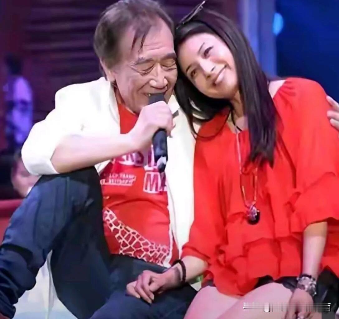 才知道他们竟然是夫妻，虽然是老夫少妻，但他们看着般配，结婚这么多年没有绯闻。
