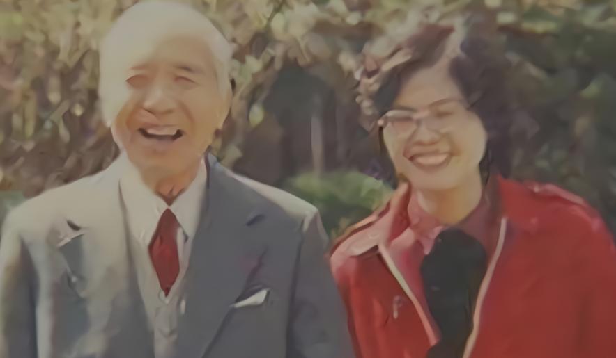 1987 年深夜，85 岁的老人喝醉了酒，一把抱住了身边 23 岁的小保姆。令人