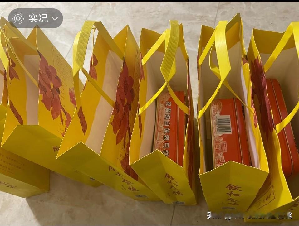 代买月饼反被当骗子！
 
谁能懂这种憋屈！楼下超市月饼打折，邻居们一个个凑上来“