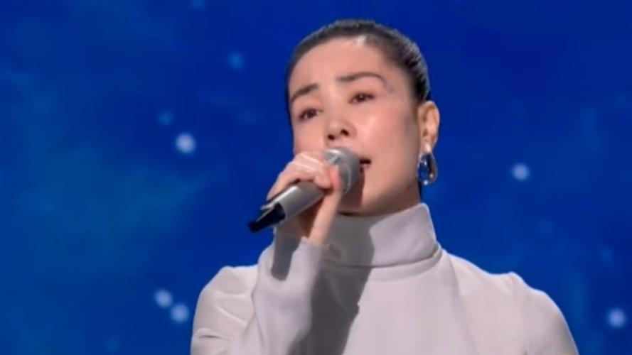 王菲一开口，时间仿佛真的慢了下来。身着白色羊毛长裙，她站在AR银河宇宙的舞台中央