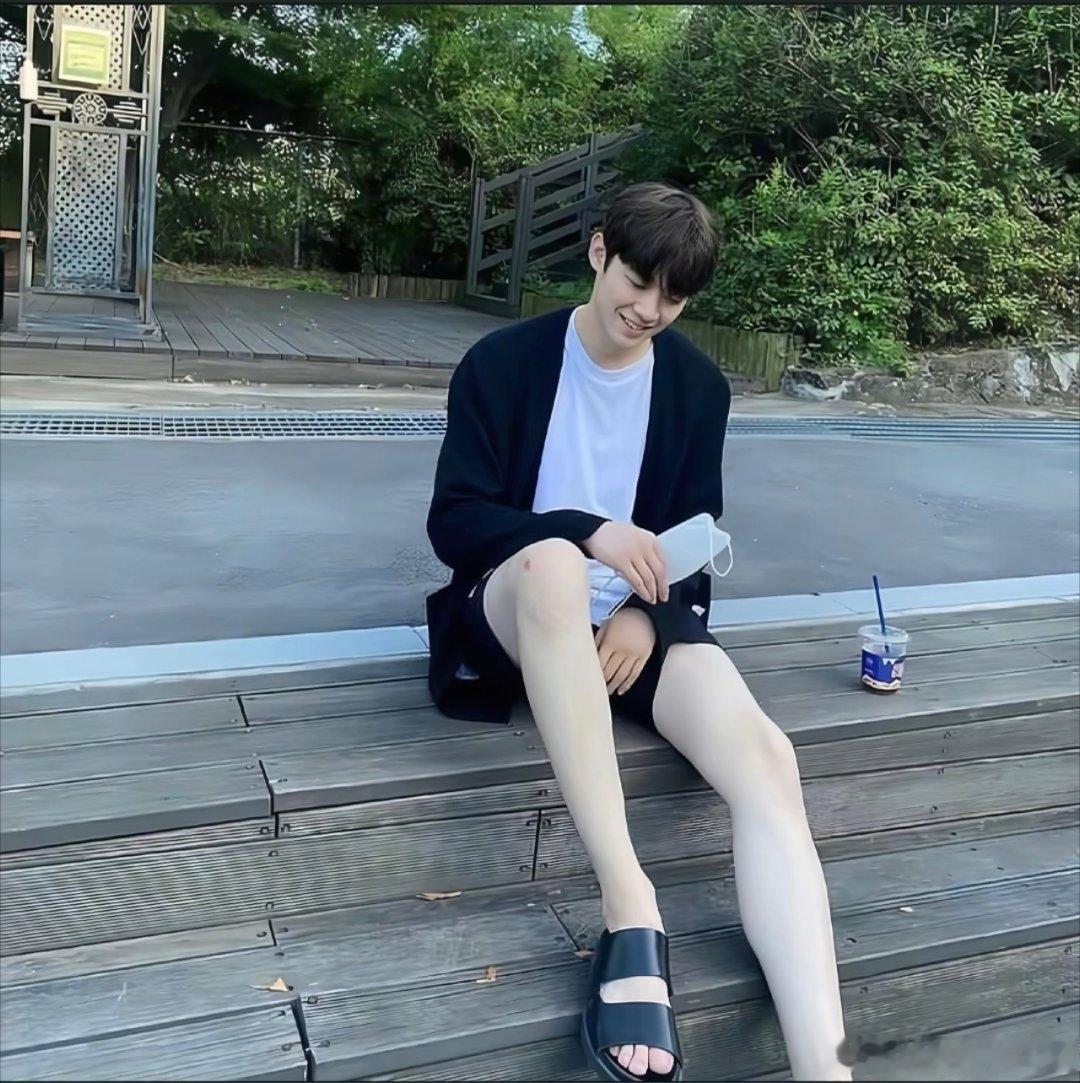 金允植这腿真的是白得吓人，里面更白嗯🌚 