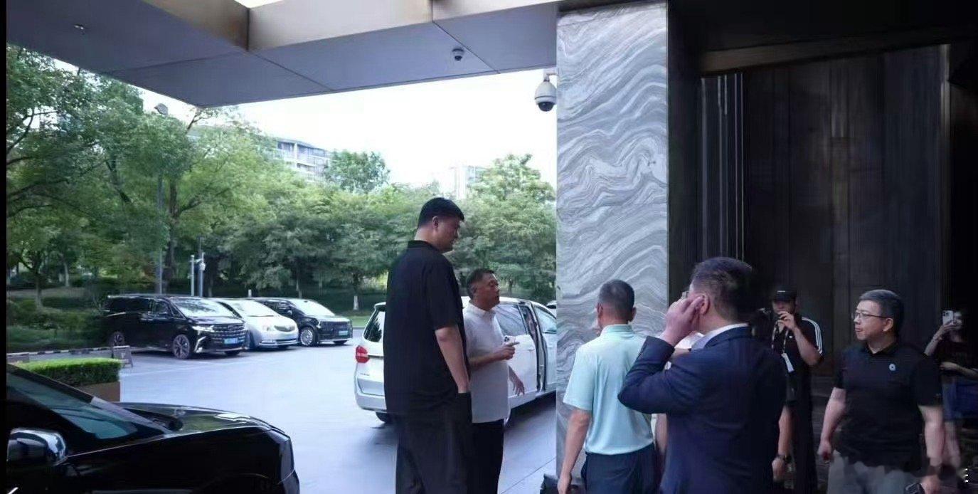 姚明亮相杭州亚洲大学生篮球联赛 杭州亚洲大学生篮球联赛因姚明的亮相而熠熠生辉，他