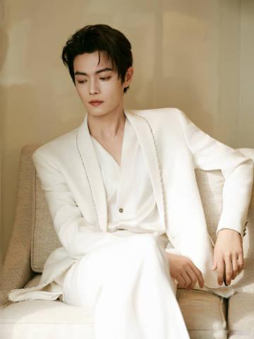 许凯全白look 他走出门口，那一身全白如同天使般洒脱，瞬间让人心动不已。许凯不