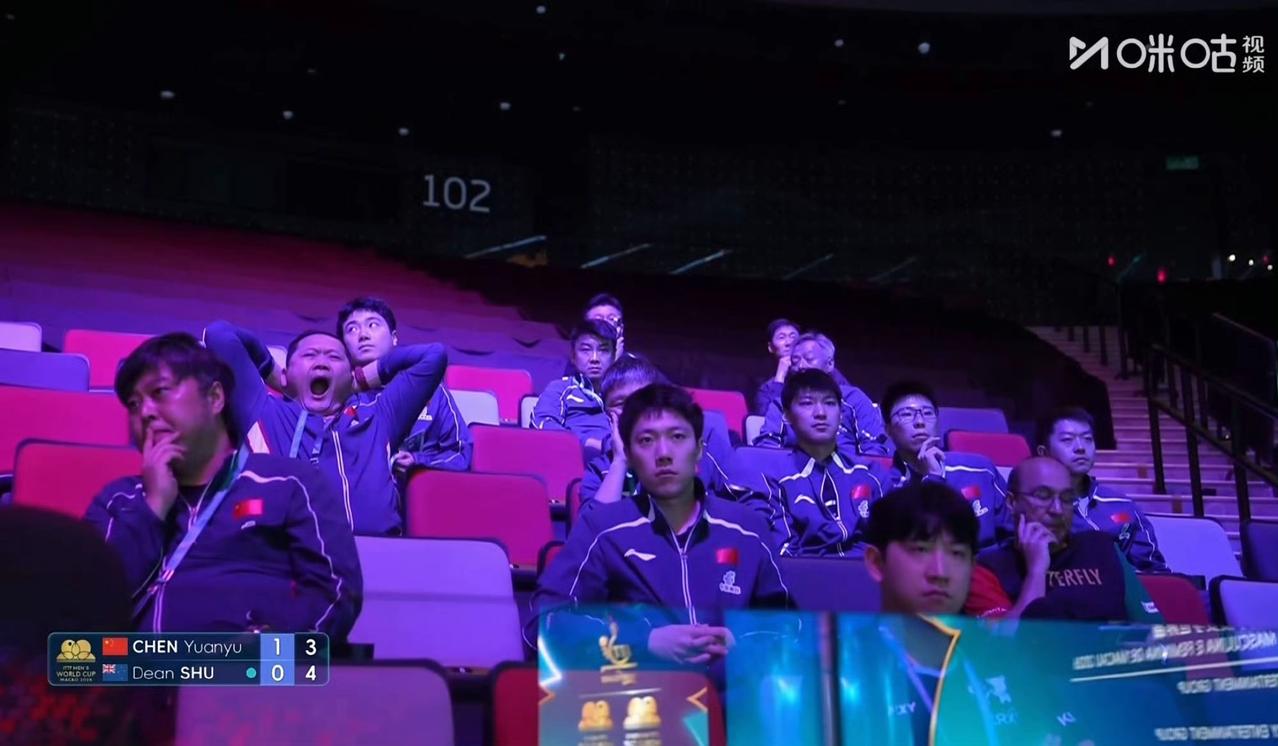 国乒男队的王皓指导、孙逊指导、狗哥、大胖、大飞都在看台观赛哦[赞]，
第一局陈垣