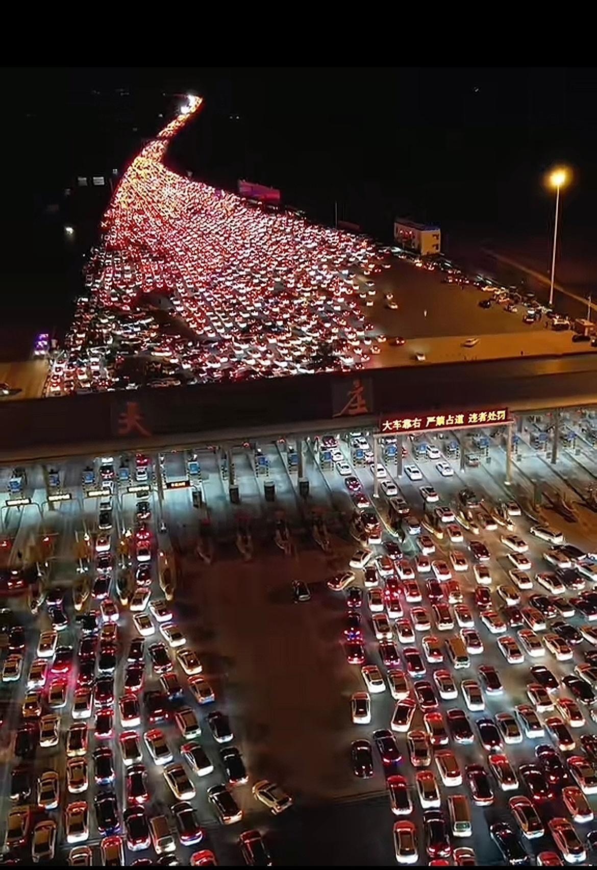 高速堵车 聪明人已经开始返程，结果发现高速公路上全是聪明人东北夫妻节后返程一家人