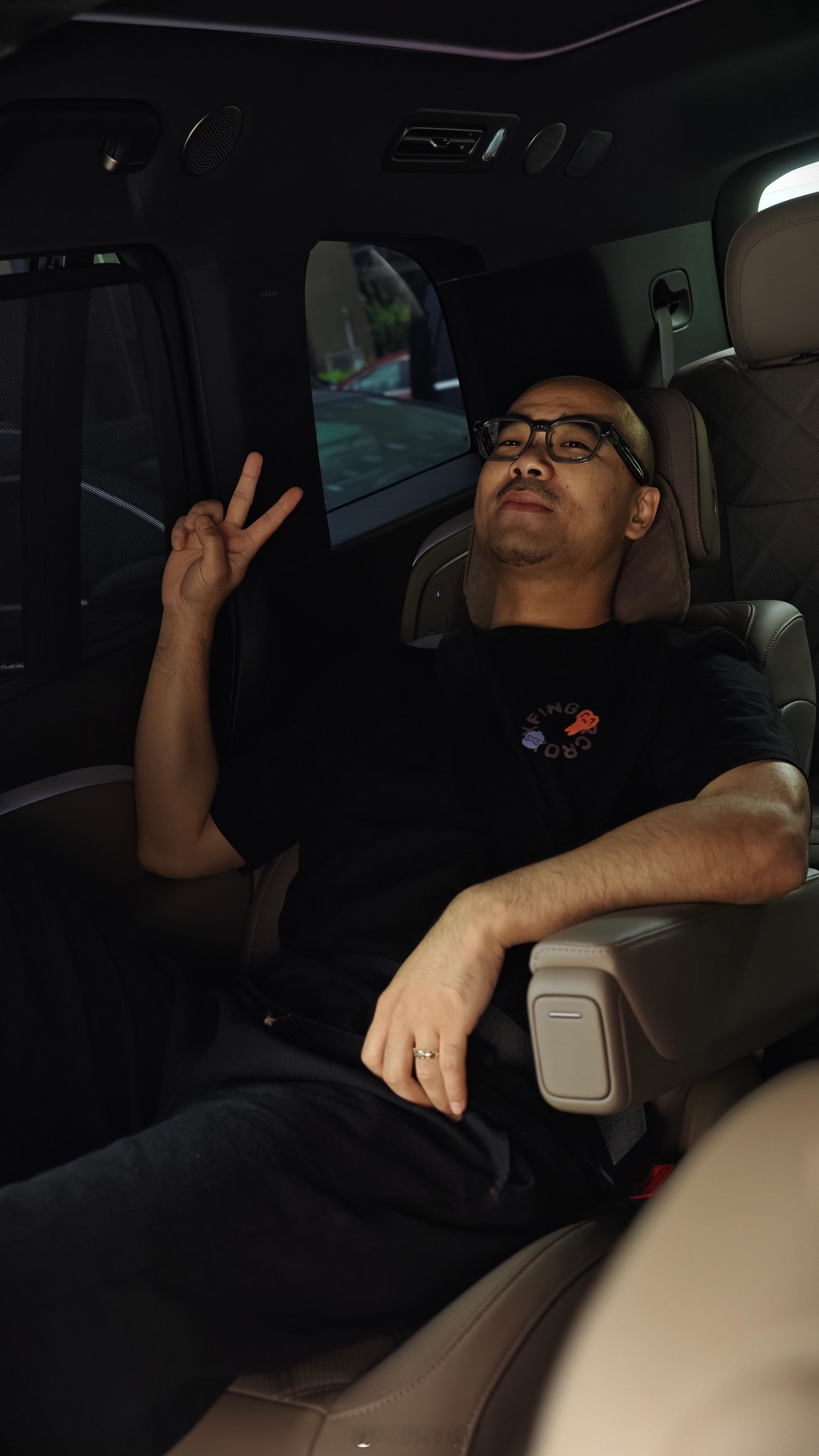我宣布，全新理想L9二排非常好睡。刚才我发小开车，我睡了一个多小时。睡觉期间就感