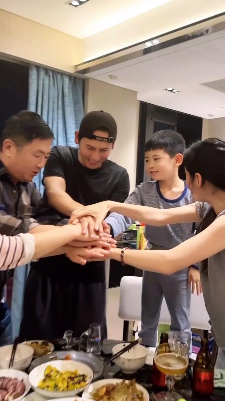 #秋瓷炫于晓光一家玩APT游戏##秋瓷炫亲公公脸颊#好可爱的家人，温馨有爱 ​​